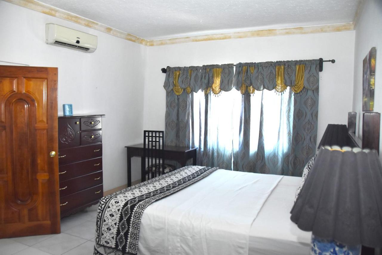 Embassy Deluxe Apartment Kingston Exterior photo